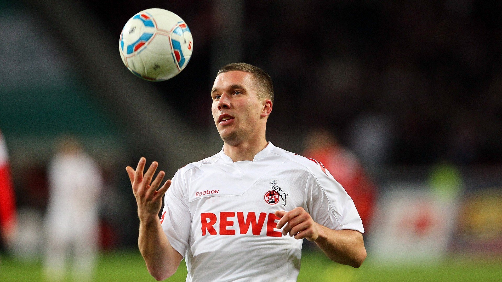 爆冷首场状态出色,日本队观众沸腾!,Uzi重返赛场热度持续攀升